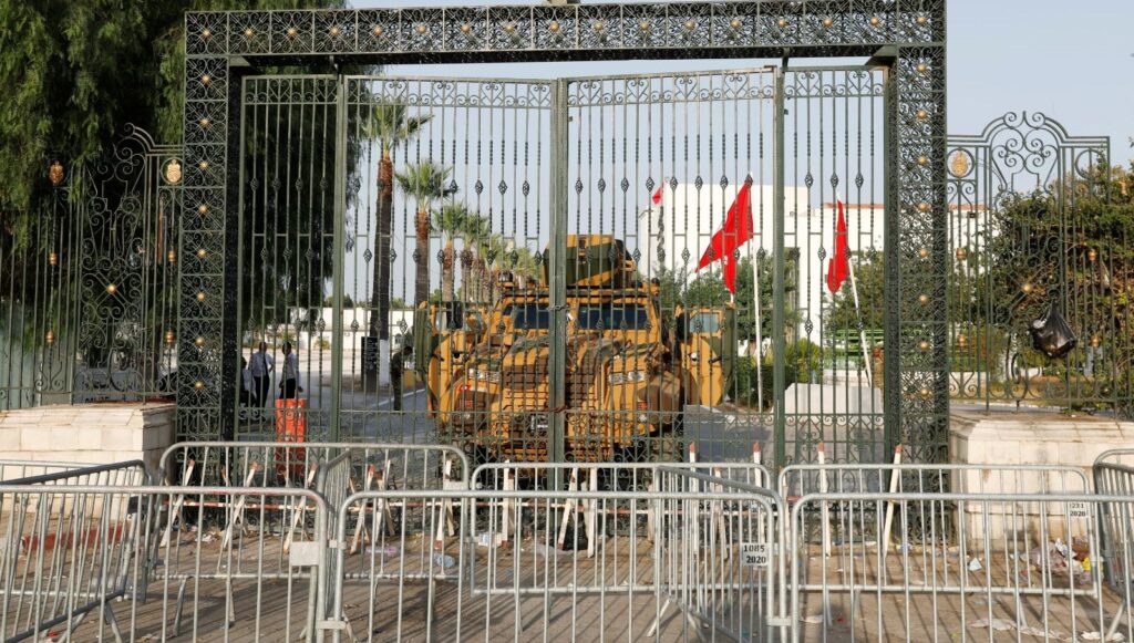 Tunus’ta bir ay süreyle gece sokağa çıkma yasağı