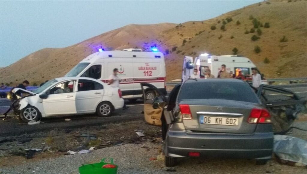 Adıyaman’da iki otomobil çarpıştı: 3 ölü, 4 yaralı