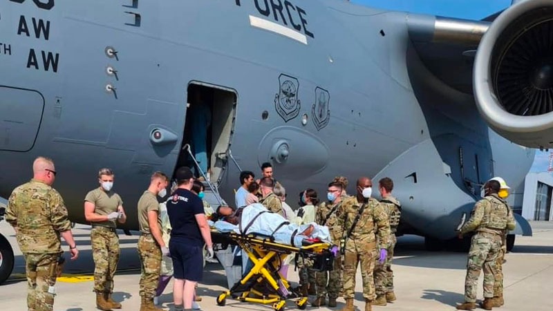 Afganistan’dan tahliye edilen bir kadın ABD kargo uçağında doğum yaptı