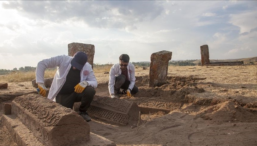 Ahlat Selçuklu Meydan Mezarlığı’nda iki sanduka bulundu