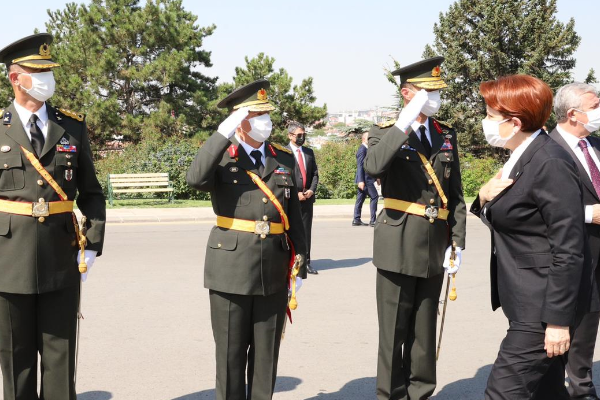 Akşener, Anıtkabir’i ziyaret etti