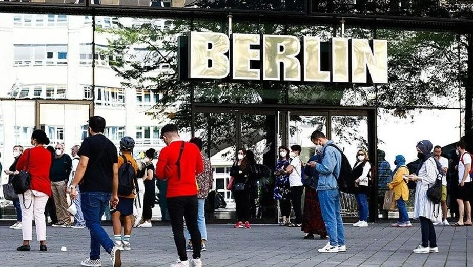 Almanya Covid-19 kuralları sertleşiyor: Aşı yaptırmayanlara tüm mekanlar için test şartı