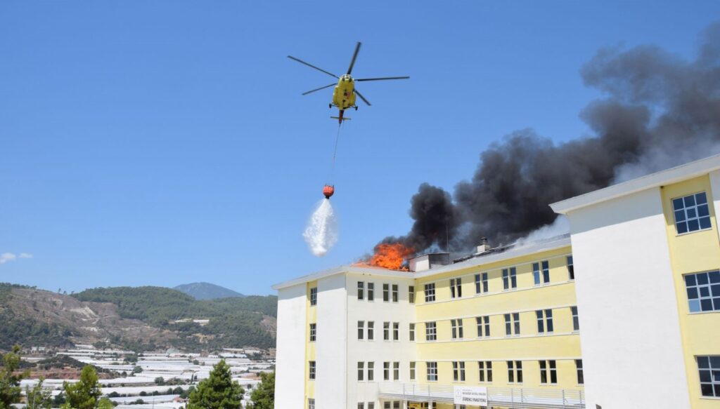 Antalya’da öğrenci yurdunun çatısında yangın