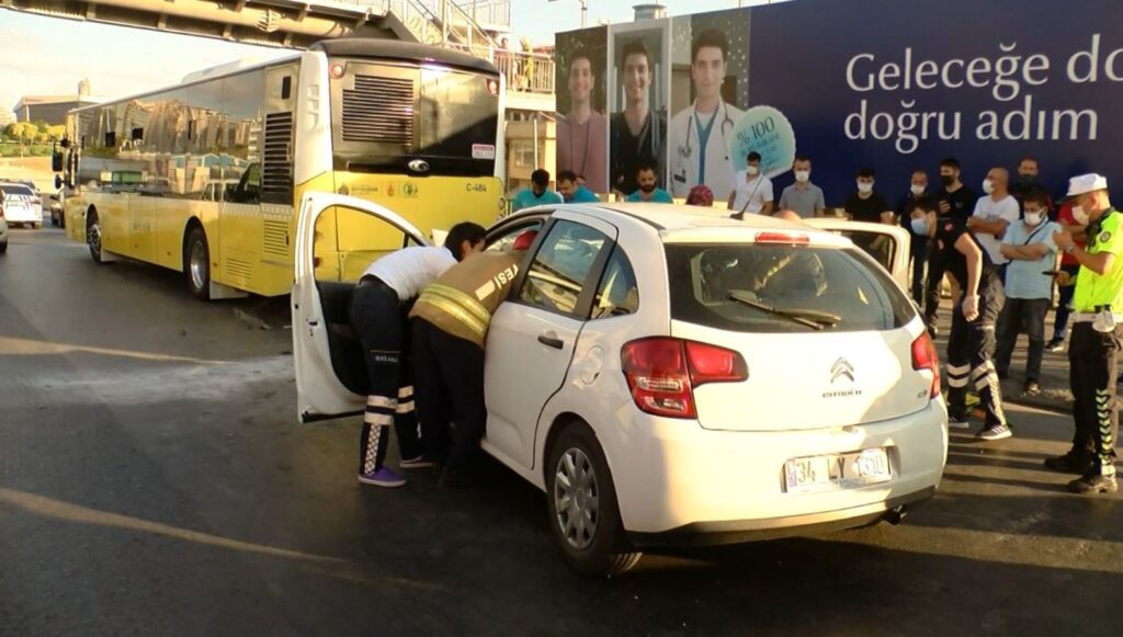 Ataşehir’de otomobil durakta bekleyen İETT otobüsüne çarptı