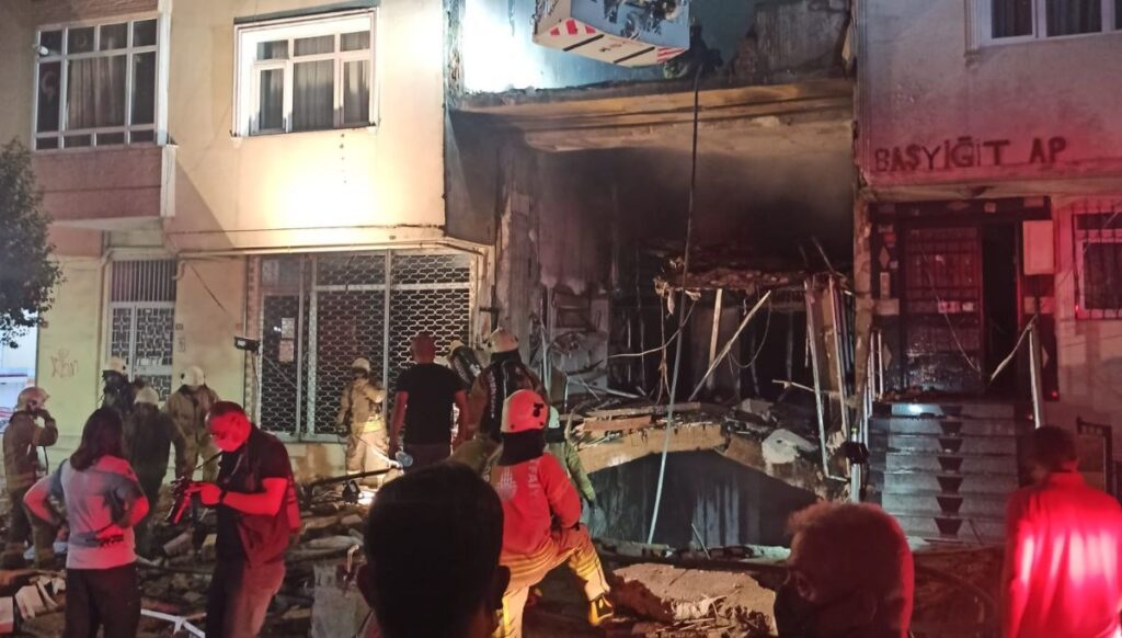Avcılar’da bir binada patlama ve yangın