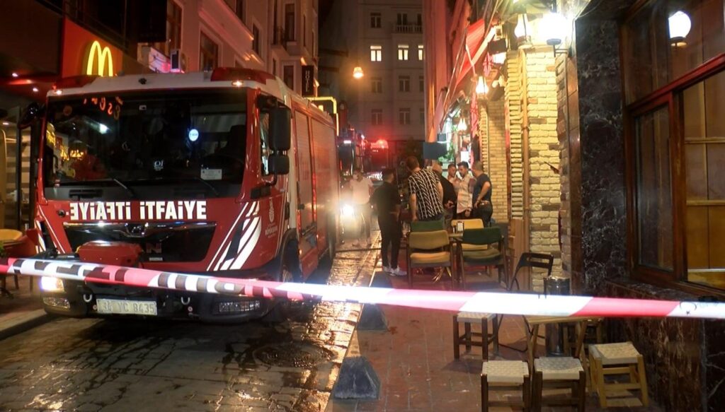 Beyoğlu İstiklal Caddesi’nde otel yangını