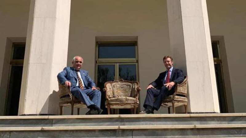 Britanya’nın yeni İran Büyükelçisi’nin Rus mevkidaşıyla verdiği ‘Stalin-Churchill’ pozu tartışma yarattı