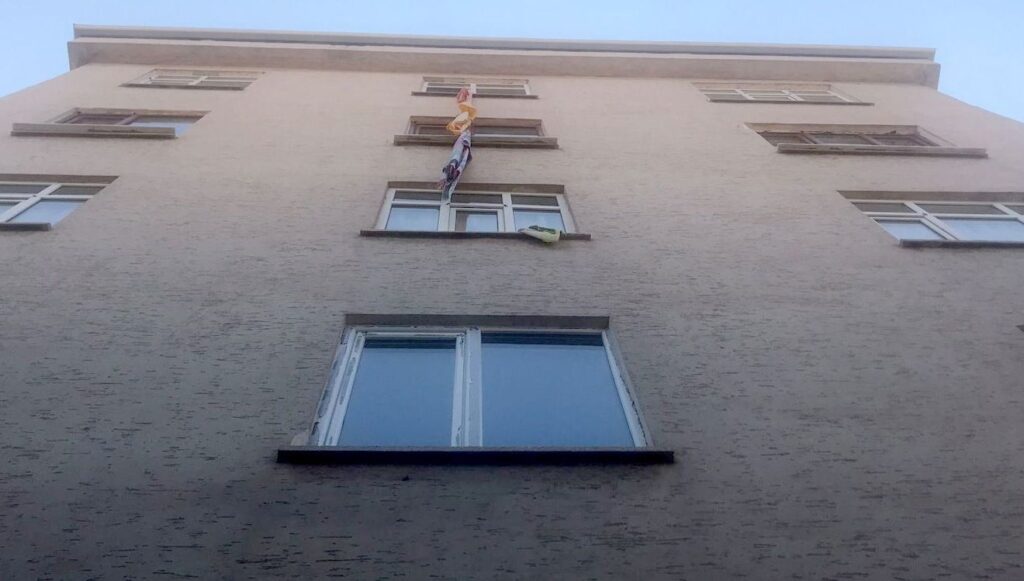 Çarşafları bağlayıp evin camından inmeye çalışırken düşen genç kız ağır yaralandı