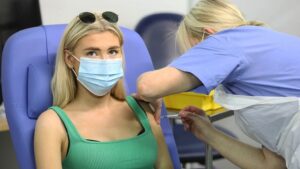 Covid aşılarının etkisi azalıyor, Koronavirüs vakaları artıyor: Kaygılanmalı mıyız?