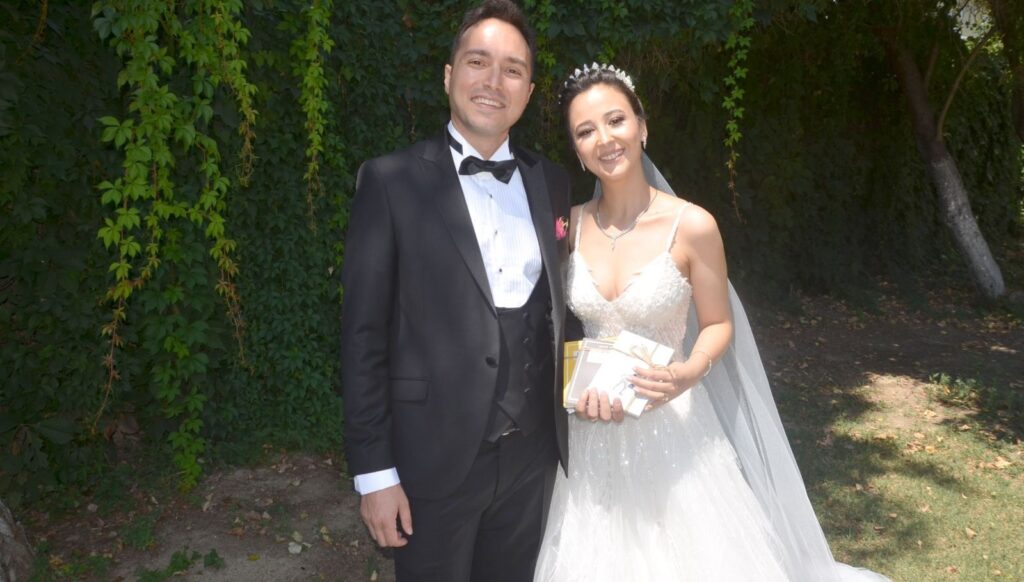 Düğün davetlilerine nikah şekeri yerine ‘dünya klasikleri’ni verdiler