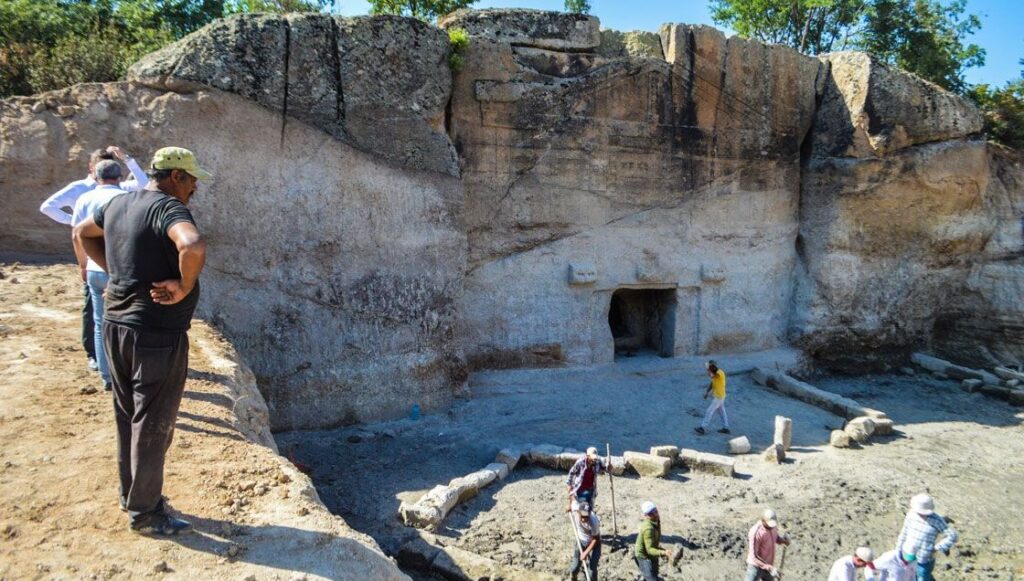 Frigya’daki kurtarma kazısında ‘Maltaş Tapınağı’ gün yüzüne çıktı