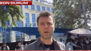 Gazeteci Mehmet Akif Ersoy, patlamaların meydana geldiği Kabil’den son durumu paylaştı: Şu an sokakta yürüyemez hale geldik; mermiler namlu ağzında