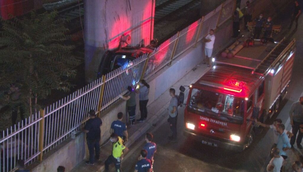 Hafif ticari araç viyadükten tren yoluna uçtu: 1 ölü, 5 yaralı