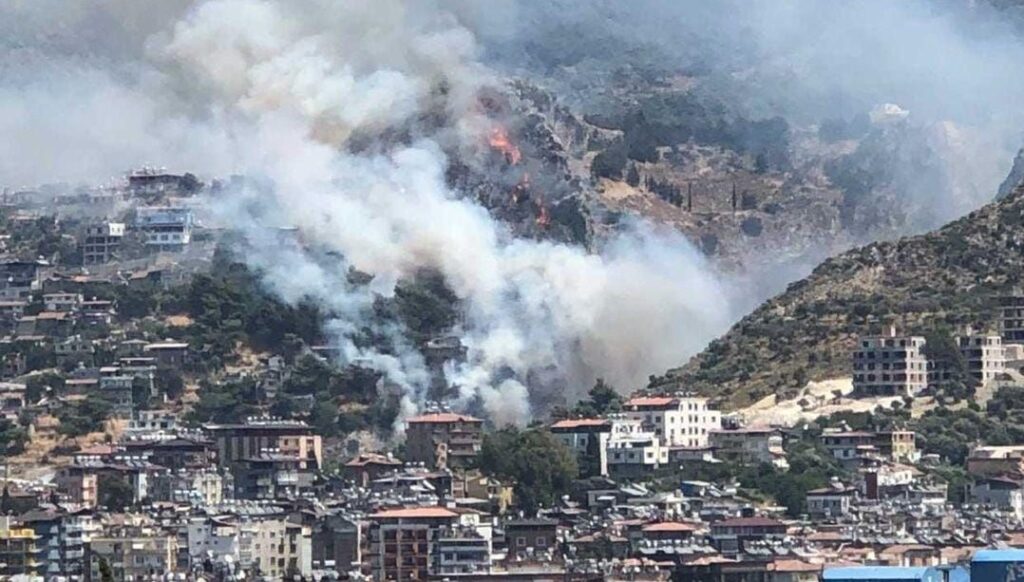 Hatay’da ormanlık alanda çıkan yangın bazı yerleşim yerlerine sıçradı