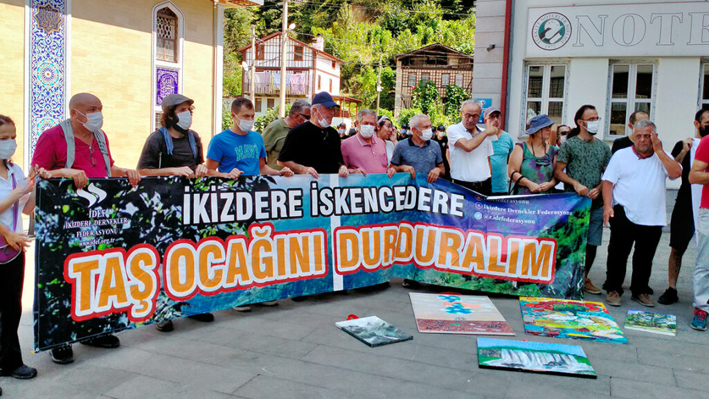 İkizdereliler taş ocağı projelerini kaymakamlık önünde protesto etti: Ormanlarımızı, derelerimizi bir avuç talancıya yok ettirmeyelim
