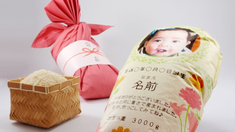 Japonya’da ebeveynler, bebeklerini göremeyen akrabalarına, bebekleriyle aynı ağırlıkta pirinç torbaları gönderiyor