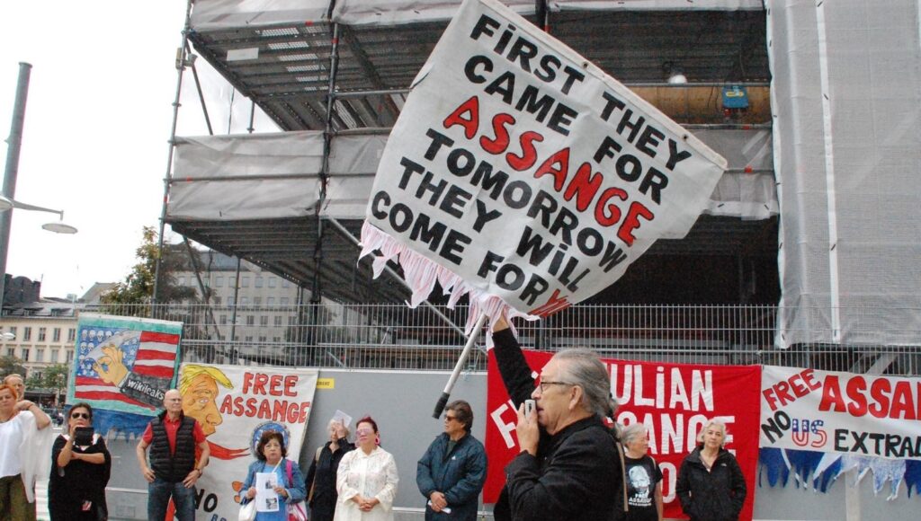 Julian Assange destekçileri İsveç’te protesto gösterisi düzenledi