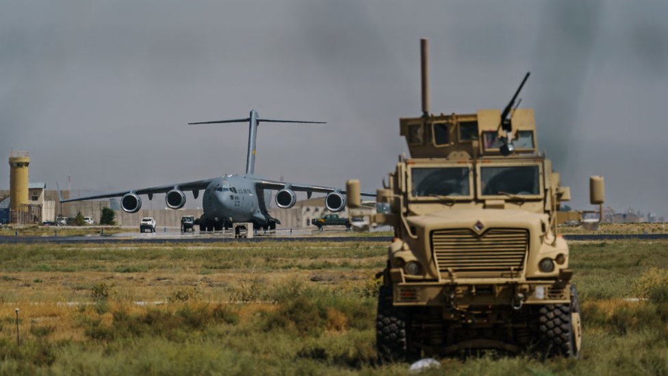 Kabil Havalimanı’na fırlatılan beş roket etkisiz hale getirildi, ABD tahliyelerin süreceğini açıkladı