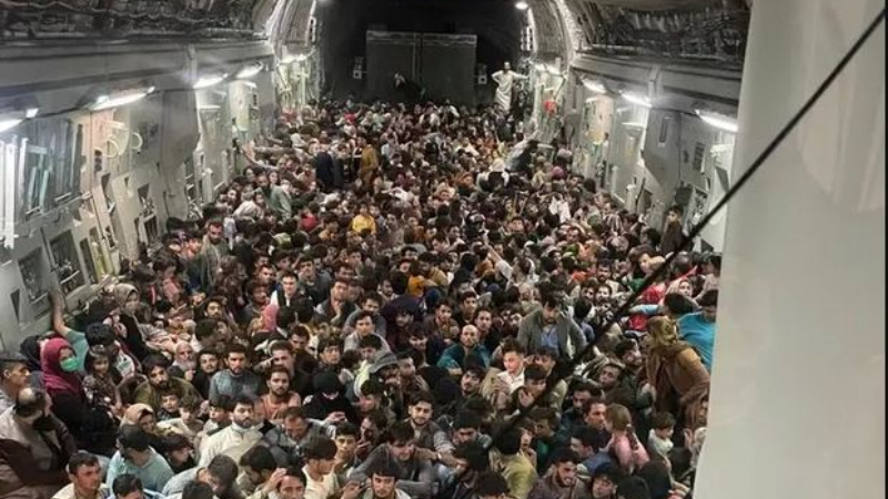 “Kabil’den kalkan tahliye uçağında 640 değil, 823 kişi vardı”