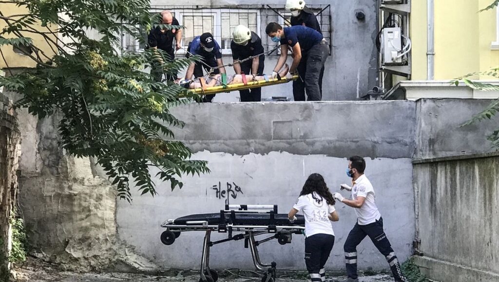 Kadıköy’de 3. kattan düşen kadın yaralandı