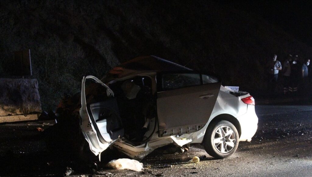 Kastamonu’da otomobil istinat duvarına çarptı: 3 ölü