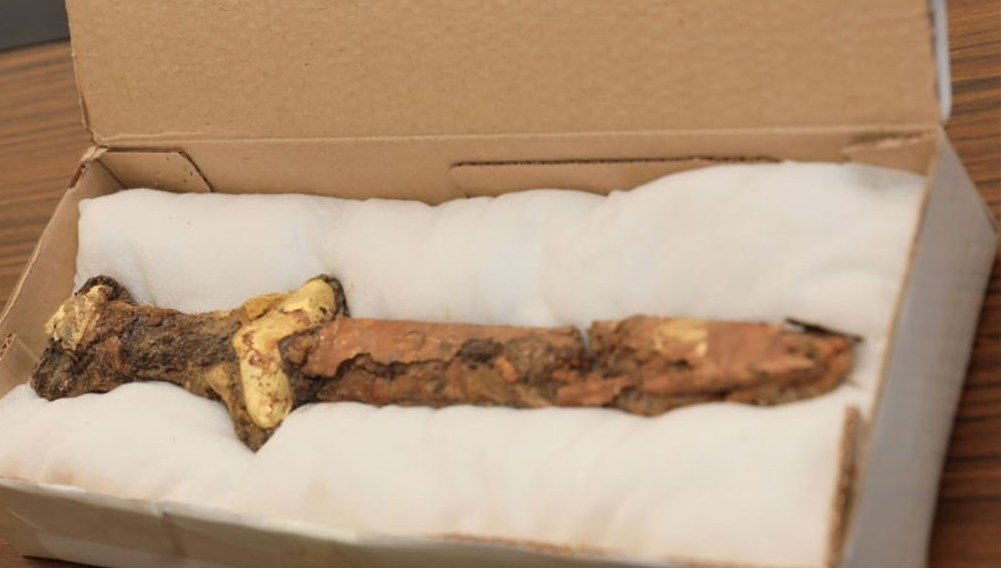 Kazakistan’da Demir Çağı’nda kullanılan taş sunak ve altınla kaplanmış tören kılıcı keşfi