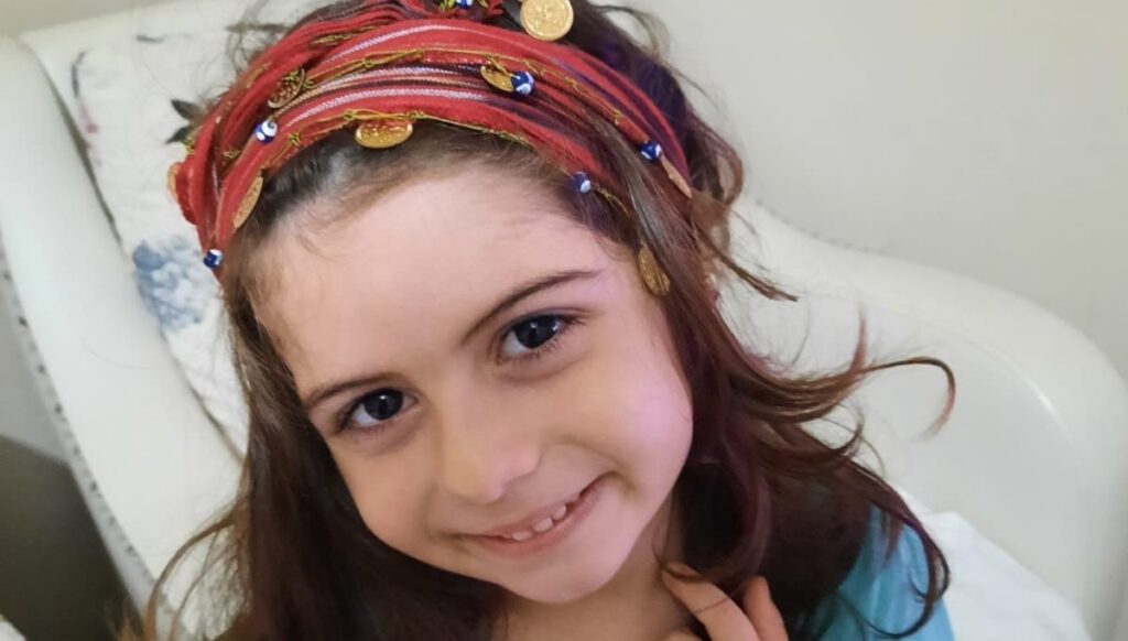 Lösemi hastası 6 yaşındaki Elisa corona virüse yenildi