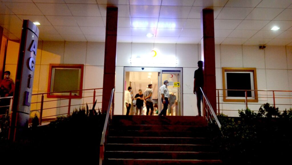 Mersin’de yaşamını yitiren Covid-19 hastasının yakınları sağlıkçılara saldırdı: 3 yaralı
