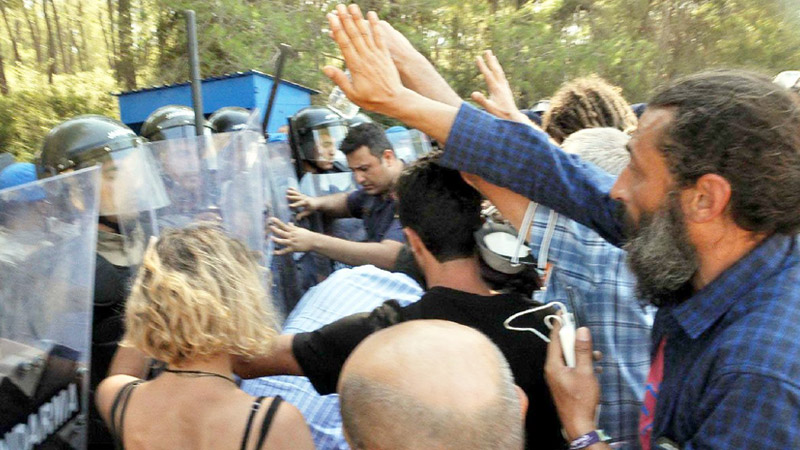 Milas Akbelen Ormanı’nda ağaç kesimine karşı nöbet sürüyor; jandarma ile çevreciler arasında arbede yaşandı