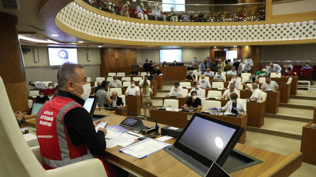 Muhittin Böcek: Yangının dört yerde aynı anda çıkması düşündürücü