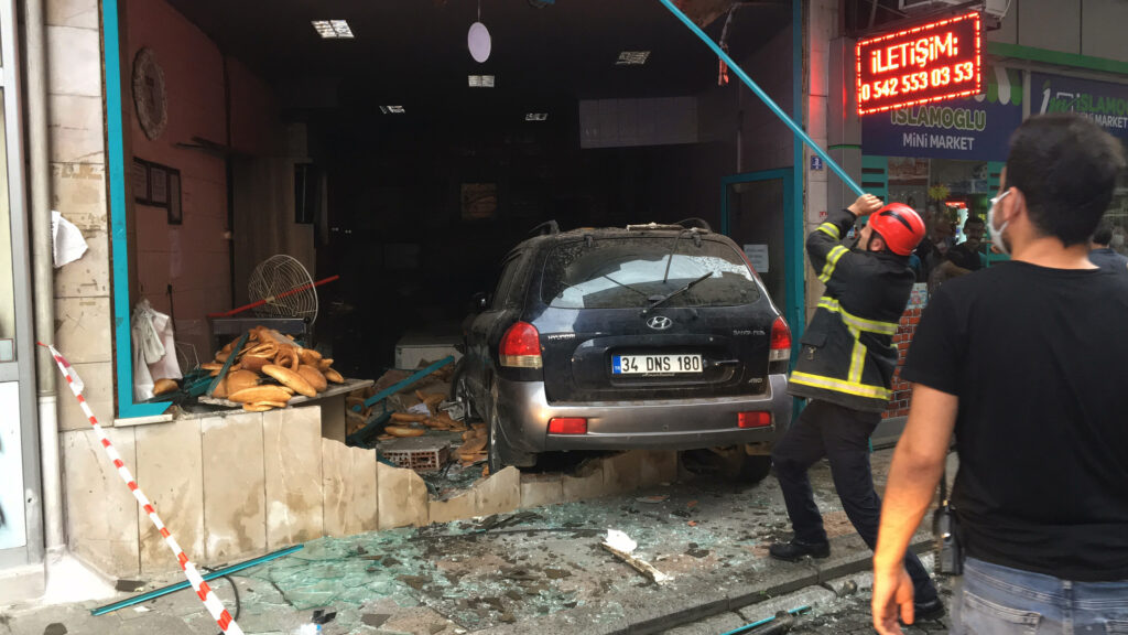 Rize’de 85 yaşındaki sürücü, otomobille fırına girdi: 2 yaralı