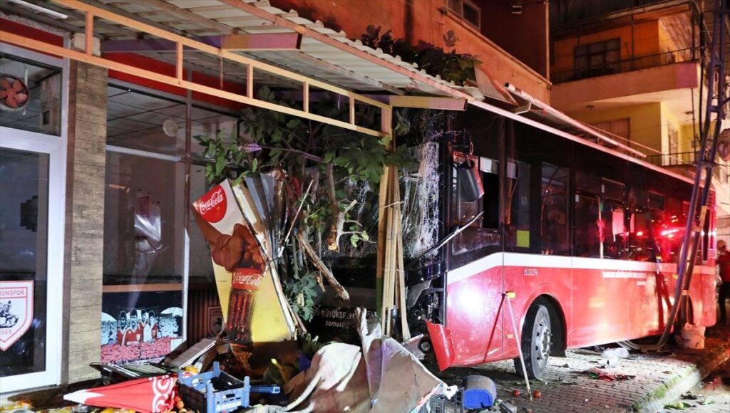 Samsun’da halk otobüsü markete girdi: 8 yaralı