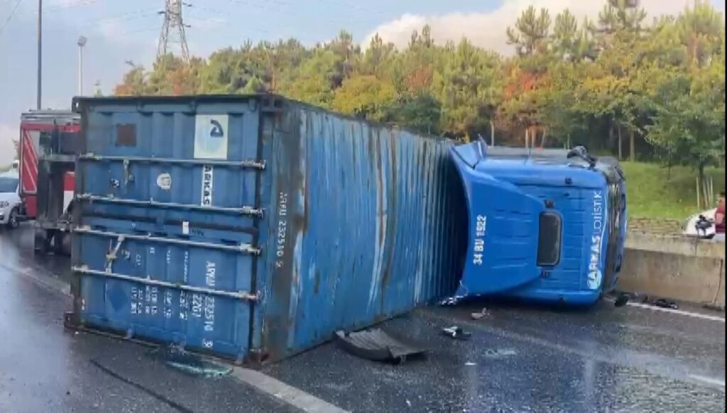 Sancaktepe’de TEM bağlantı yolunda zincirleme trafik kazası