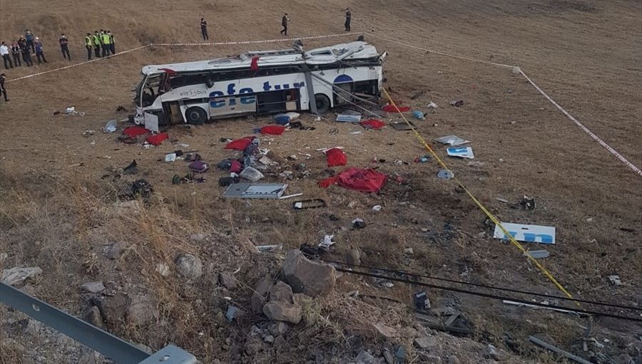 SON DAKİKA HABERİ: Balıkesir’de otobüs yoldan çıkarak takla attı: 15 kişi hayatını kaybetti
