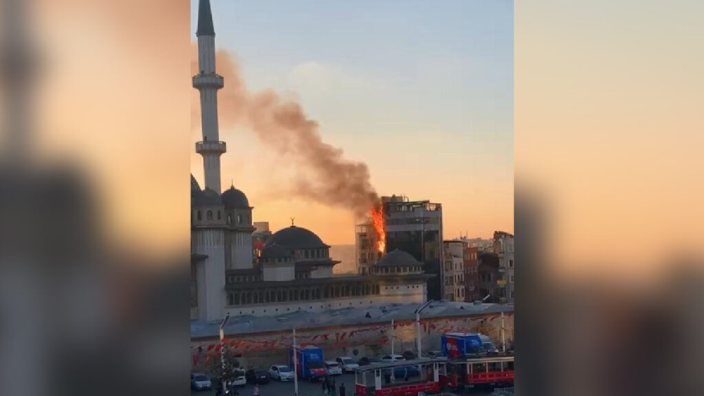 Taksim Meydanı’nda bir binada yangın