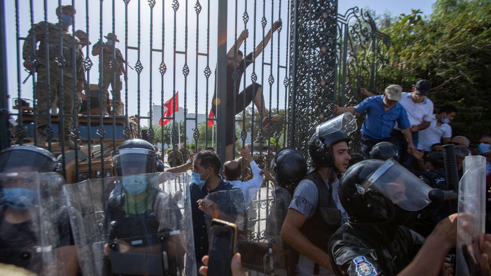 Tunus’ta Meclis’in yetkilerini dondurma kararı ‘ikinci bir karar alınana kadar’ uzatıldı
