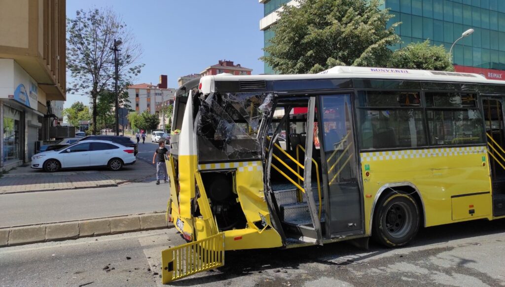 Ümraniye’de kamyonla özel halk otobüsü çarpıştı