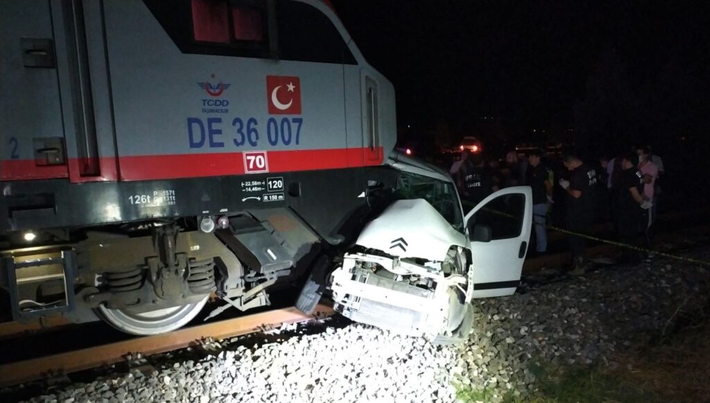Uşak’ta hemzemin geçitte kaza: 2 ölü