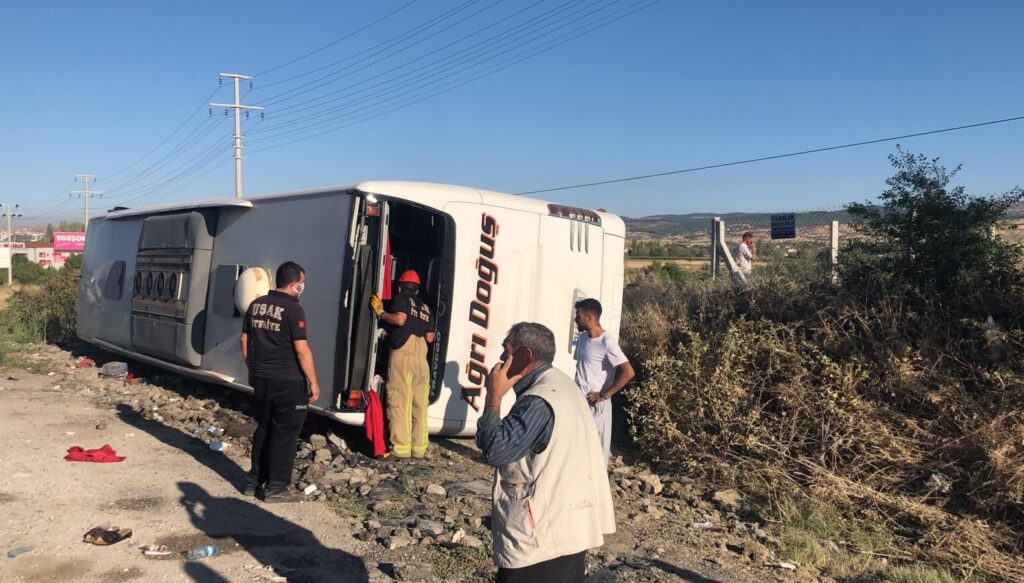 Uşak’ta yolcu otobüsü devrildi: 30 yaralı