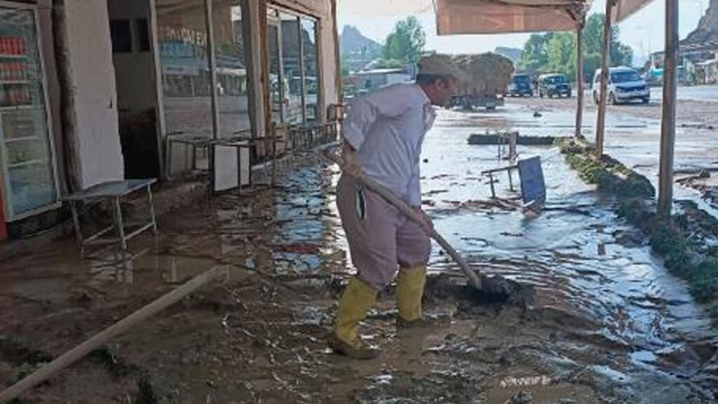 Van Gürpınar’da sağanak, sele neden oldu