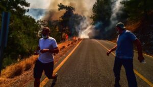 Yangınlar üç ilde devam ediyor: Marmaris’in Turunç beldesi için tahliye kararı