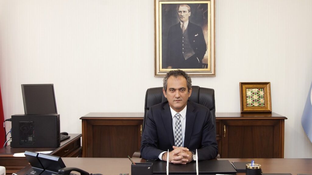 Ziya Selçuk’un yerine Milli Eğitim Bakanı olarak atanan Mahmut Özer kimdir?