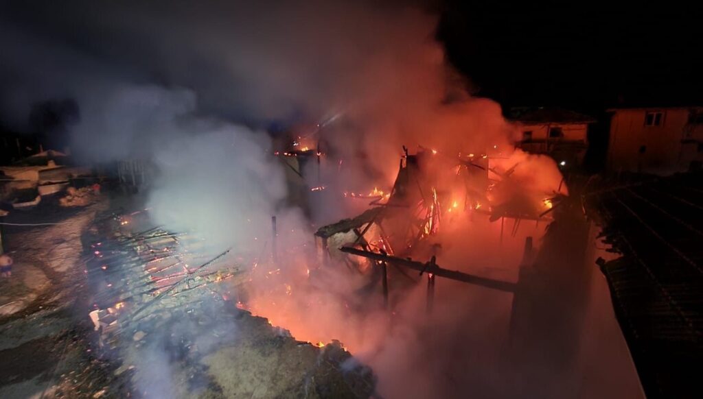 3 ev ve 1 iş yeri alev alev yanarak kül oldu