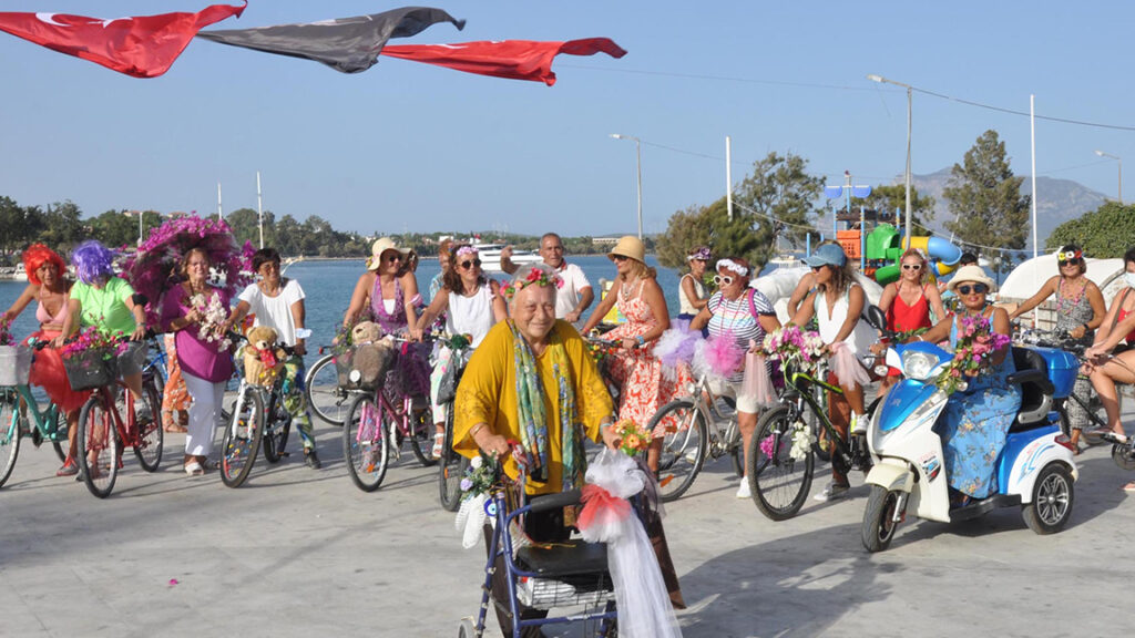 73 yaşında yürüteçle Süslü Kadınlar Bisiklet Turu’na katıldı