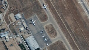 ABD’li Kongre üyesi: 6 uçak Afganistan’dan ayrılamadı, Taliban rehin aldı