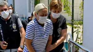 Adana’da şiddet gördüğü eşini bıçaklayarak öldüren İzel Erdeve, müebbet hapisle yargılanacak