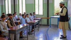 Afganistan’da liseler açılıyor ancak kız öğrencilerin okula dönmesine izin yok