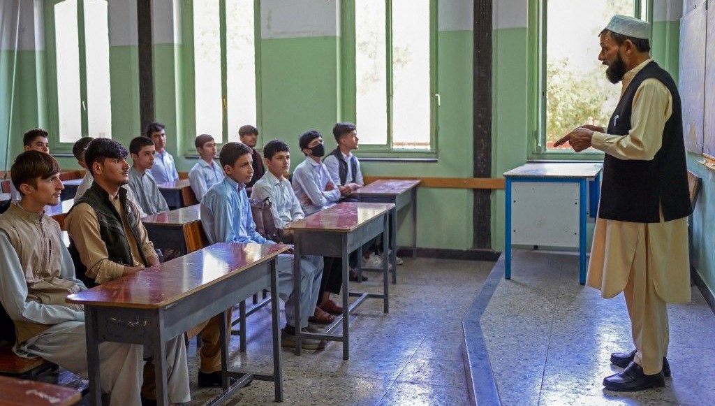 Afganistan’da liseler açılıyor ancak kız öğrencilerin okula dönmesine izin yok