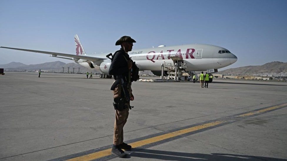 Afganistan’dan tahliye uçuşları Taliban’ın izniyle yeniden başladı