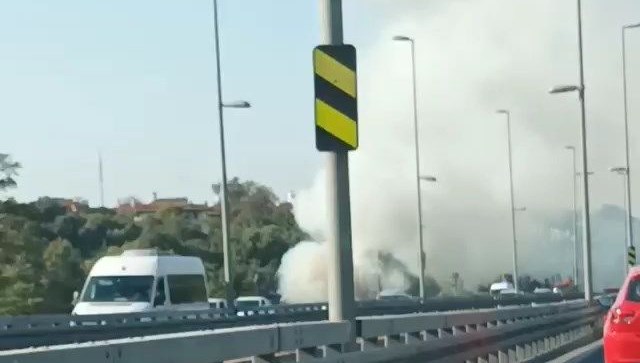Ağaçlık alandaki yangın köprü trafiğini kilitledi